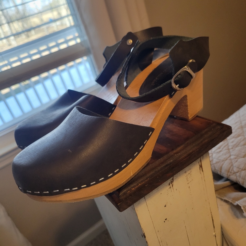 Black wedge heels